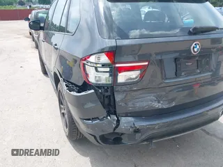 2013 BMW X5 xDrive35i z VIN 5UXZV4C50D0B01294, wystawiony jako IAAI lot #42280518 z przebiegiem 91 804 mil mil oraz . Historia ofert i sprzedaży dostępna na DreamBid. Obrazek 6.