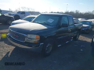 2000 GMC New Sierra 1500 SL with VIN 2GTEC19VXY1378408, listed as a IAAI auction lot 41385643 with 267,139 mi miles. Bid and sale history available at carsss.com. Image 2.