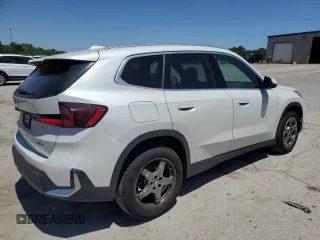 2023 BMW X1 xDrive28i z VIN WBX73EF02P5X44791, wystawiony jako Copart lot #57579055 z przebiegiem 22 182 mil mil oraz Szkoda całkowita • Salvage title. Historia ofert i sprzedaży dostępna na DreamBid. Obrazek 3.