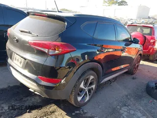 2017 Hyundai Tucson Sport z VIN KM8J33A2XHU573758, wystawiony jako IAAI lot #41428068 z przebiegiem 119 589 mil mil oraz . Historia ofert i sprzedaży dostępna na DreamBid. Obrazek 4.
