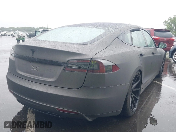 2013 Tesla Model S с VIN 5YJSA1DN4DFP09961, выставлен на аукционе IAAI как лот 42304508 с пробегом 90 648 миль миль и . История ставок и продаж доступна на DreamBid. Изображение 4.