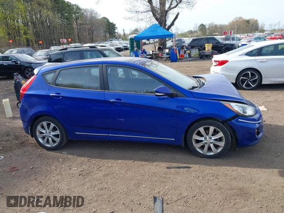 2013 Hyundai Accent SE z VIN KMHCU5AE7DU085650, wystawiony jako IAAI lot #42082694 z przebiegiem 115 506 mil mil oraz . Historia ofert i sprzedaży dostępna na DreamBid. Obrazek 13.