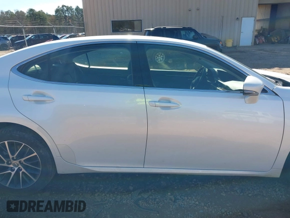 2016 Lexus ES 330 z VIN JTHBK1GGXG2222439, wystawiony jako IAAI lot #41599032 z przebiegiem 93 804 mil mil oraz . Historia ofert i sprzedaży dostępna na DreamBid. Obrazek 12.
