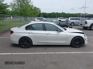 2017 BMW 3 Series 330i z VIN WBA8B9C55HK675705, wystawiony jako IAAI lot #42337191 z przebiegiem 110 054 mil mil oraz . Historia ofert i sprzedaży dostępna na DreamBid. Obrazek 13.