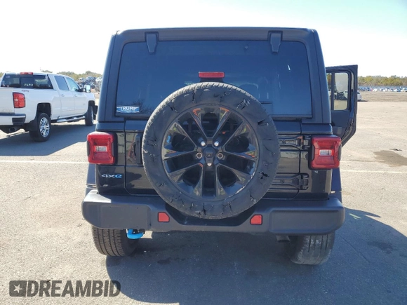 2023 Jeep Wrangler Sahara z VIN 1C4JJXP66PW605961, wystawiony jako Copart lot #50209655 z przebiegiem 32 805 mil mil oraz Szkoda całkowita • Salvage title. Historia ofert i sprzedaży dostępna na DreamBid. Obrazek 6.