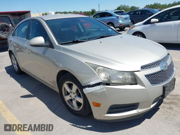 2014 Chevrolet Cruze 1LT z VIN 1G1PC5SB5E7221277, wystawiony jako IAAI lot #42095028 z przebiegiem 195 148 mil mil oraz . Historia ofert i sprzedaży dostępna na DreamBid. Obrazek 1.
