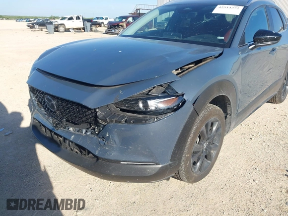 2025 Mazda CX-30 S Carbon Edition z VIN 3MVDMBCMXSM790941, wystawiony jako IAAI lot #42514372 z przebiegiem 17 235 mil mil oraz . Historia ofert i sprzedaży dostępna na DreamBid. Obrazek 6.