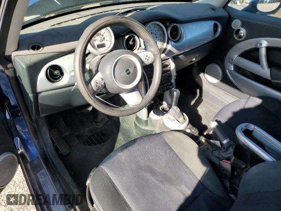 2006 MINI Hardtop z VIN WMWRC33566TJ79138, wystawiony jako Copart lot #49015335 z przebiegiem 189 928 mil mil oraz Czysty tytuł • Clean title. Historia ofert i sprzedaży dostępna na DreamBid. Obrazek 8.