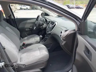 2017 Chevrolet Sonic LS z VIN 1G1JB5SG3H4135041, wystawiony jako IAAI lot #42168751 z przebiegiem 91 312 mil mil oraz . Historia ofert i sprzedaży dostępna na DreamBid. Obrazek 5.