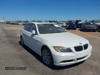 2006 BMW 3 Series 330i with VIN WBAVB335X6KS37226, listed as a IAAI auction lot 40297948 with 186,788 mi miles. Bid and sale history available at carsss.com. Image 1.