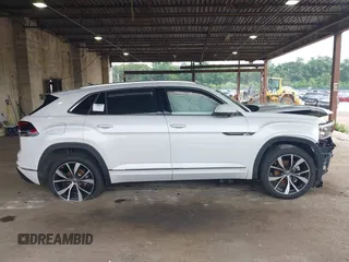2024 Volkswagen Atlas SEL Premium R-Line with VIN 1V2FE2CA5RC229408, listed as a IAAI auction lot 39587804 with 341 mi miles and . Bid and sale history available at DreamBid. Image 13.