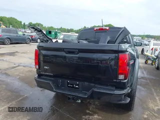 2024 Chevrolet Colorado 4WD Trail Boss z VIN 1GCPTEEK1R1247113, wystawiony jako IAAI lot #42099125 z przebiegiem Nie podano mil oraz . Historia ofert i sprzedaży dostępna na DreamBid. Obrazek 16.