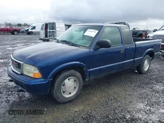 2002 GMC Sonoma SLS with VIN 1GTCS195728112584, listed as a IAAI auction lot 41562576 with 177,042 mi miles. Bid and sale history available at carsss.com. Image 2.