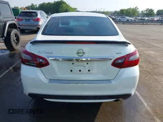 2017 Nissan Altima SR z VIN 1N4AL3AP3HC202002, wystawiony jako IAAI lot #42160655 z przebiegiem 174 226 mil mil oraz . Historia ofert i sprzedaży dostępna na DreamBid. Obrazek 16.