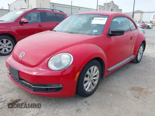 2013 Volkswagen Beetle Entry z VIN 3VWFX7AT6DM603784, wystawiony jako IAAI lot #42310851 z przebiegiem 96 277 mil mil oraz . Historia ofert i sprzedaży dostępna na DreamBid. Obrazek 2.