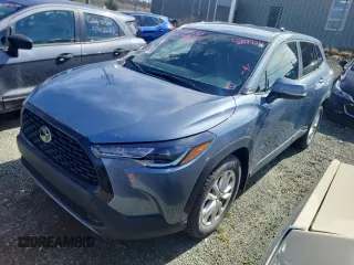 2024 Toyota Corolla Cross LE z VIN 7MUCAABG8RV108201, wystawiony jako Copart lot #52077255 z przebiegiem Nie podano mil oraz Szkoda całkowita • Salvage title. Historia ofert i sprzedaży dostępna na DreamBid. Obrazek 1.