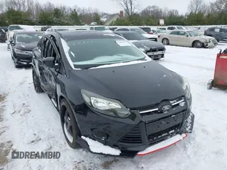 2013 Ford Focus SE z VIN 1FADP3F28DL337355, wystawiony jako IAAI lot #41000947 z przebiegiem 139 456 mil mil oraz . Historia ofert i sprzedaży dostępna na DreamBid. Obrazek 1.