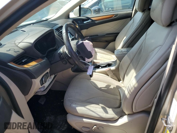 2017 Lincoln MKC Select z VIN 5LMCJ2C96HUL19657, wystawiony jako Copart lot #54157965 z przebiegiem 142 646 mil mil oraz Szkoda całkowita • Salvage title. Historia ofert i sprzedaży dostępna na DreamBid. Obrazek 7.