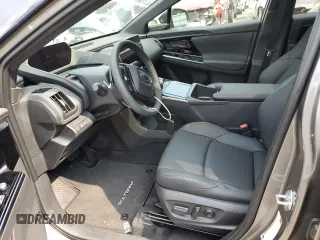 2023 Subaru Solterra Premium z VIN JTMABABA0PA015015, wystawiony jako Copart lot #61691623 z przebiegiem 2797 mil mil oraz . Historia ofert i sprzedaży dostępna na DreamBid. Obrazek 7.