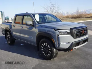 2024 Nissan Frontier SV z VIN 1N6ED1EK2RN667028, wystawiony jako Copart lot #43263085 z przebiegiem 3 447 mil mil oraz Szkoda całkowita • Salvage title. Historia ofert i sprzedaży dostępna na DreamBid. Obrazek 1.