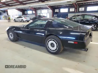 1984 Chevrolet Corvette z VIN 1G1AY0785E5109016, wystawiony jako Copart lot #47923275 z przebiegiem 118 973 mil mil oraz Czysty tytuł • Clean title. Historia ofert i sprzedaży dostępna na DreamBid. Obrazek 2.