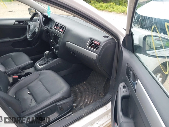 2014 Volkswagen Jetta SE with VIN 3VWD17AJ0EM371501, listed as a IAAI auction lot 42597170 with 166,686 mi miles and . Bid and sale history available at DreamBid. Image 5.