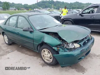 1999 Ford Escort LX z VIN 1FAFP10P1XW230023, wystawiony jako IAAI lot #42486934 z przebiegiem 41 468 mil mil oraz . Historia ofert i sprzedaży dostępna na DreamBid. Obrazek 1.