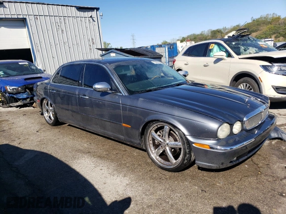 2005 Jaguar XJ Vanden Plas z VIN SAJWA82C65SG42753, wystawiony jako Copart lot #73792534 z przebiegiem 141 936 mil mil oraz Szkoda całkowita • Salvage title. Historia ofert i sprzedaży dostępna na DreamBid. Obrazek 4.