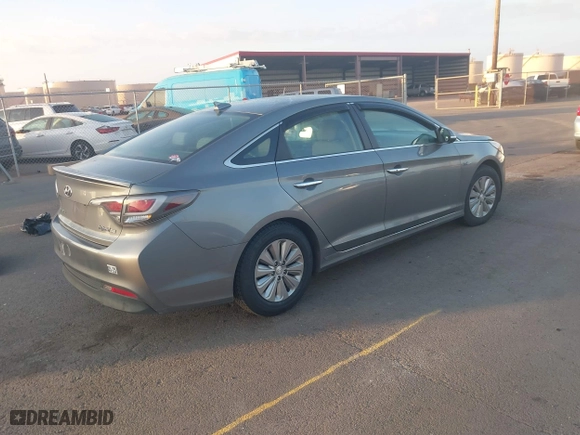 2017 Hyundai Sonata Hybrid SE with VIN KMHE24L35HA074609, listed as a IAAI auction lot 41177631 with 109,259 mi miles. Bid and sale history available at carsss.com. Image 4.