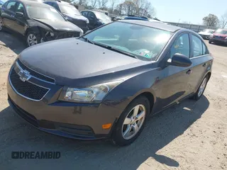 2014 Chevrolet Cruze 1LT z VIN 1G1PC5SB7E7317864, wystawiony jako IAAI lot #41914160 z przebiegiem 99 822 mil mil oraz . Historia ofert i sprzedaży dostępna na DreamBid. Obrazek 2.