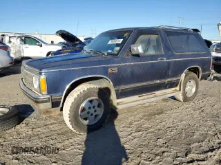 1989 Chevrolet Blazer z VIN 1GNCT18Z8K8198044, wystawiony jako Copart lot #79888524 z przebiegiem 89 659 mil mil oraz Czysty tytuł • Clean title. Historia ofert i sprzedaży dostępna na DreamBid. Obrazek 1.