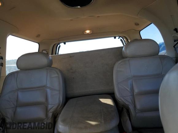 2001 Lincoln Navigator z VIN 5LMFU28R51LJ29728, wystawiony jako Copart lot #87147514 z przebiegiem 175 837 mil mil oraz Czysty tytuł • Clean title. Historia ofert i sprzedaży dostępna na DreamBid. Obrazek 10.