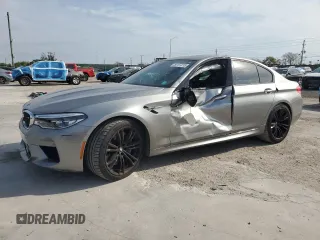 2018 BMW M5 z VIN WBSJF0C51JB282416, wystawiony jako Copart lot #50127215 z przebiegiem 42 167 mil mil oraz Szkody całkowita. Historia ofert i sprzedaży dostępna na DreamBid. Obrazek 1.