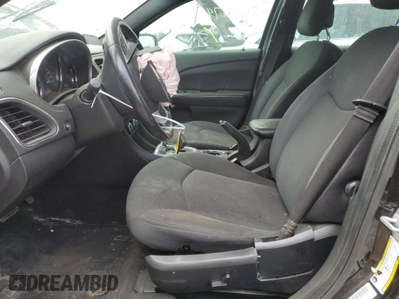 2013 Chrysler 200 Touring z VIN 1C3CCBBG7DN608198, wystawiony jako Copart lot #59193085 z przebiegiem 152 026 mil mil oraz Szkoda całkowita • Salvage title. Historia ofert i sprzedaży dostępna na DreamBid. Obrazek 7.