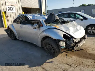 2005 Volkswagen New Beetle Coupe GL with VIN 3VWBK31C85M417588, listed as a Copart auction lot 64810204 with 0 mi miles and Salvage Title. Bid and sale history available at carsss.com. Image 4.