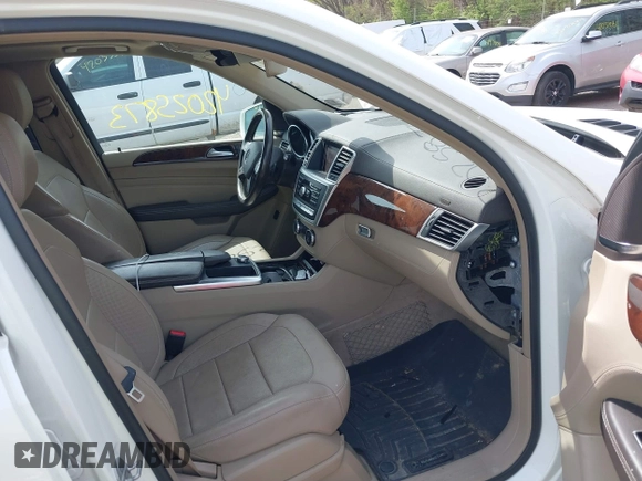 2015 Mercedes-Benz M 400 z VIN 4JGDA5GB1FA573460, wystawiony jako IAAI lot #42025873 z przebiegiem 156 008 mil mil oraz . Historia ofert i sprzedaży dostępna na DreamBid. Obrazek 5.