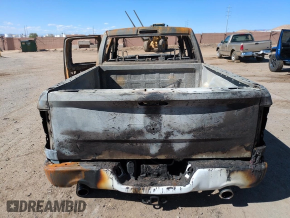 2018 Ram 1500 Express z VIN 1C6RR7FT3JS136868, wystawiony jako Copart lot #53702285 z przebiegiem Nie podano mil oraz Nie do naprawy • Non repairable. Historia ofert i sprzedaży dostępna na DreamBid. Obrazek 6.