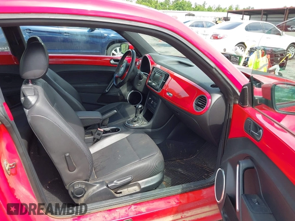 2013 Volkswagen Beetle 2.5L w/Sun/Sound/Nav с VIN 3VWJP7AT7DM686412, выставлен на аукционе IAAI как лот 42239653 с пробегом 76 237 миль миль и . История ставок и продаж доступна на DreamBid. Изображение 5.