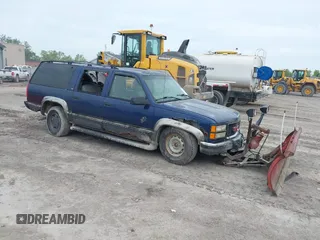 1999 GMC Suburban z VIN 1GKFK16R4XJ794266, wystawiony jako IAAI lot #42344172 z przebiegiem 179 192 mil mil oraz . Historia ofert i sprzedaży dostępna na DreamBid. Obrazek 1.