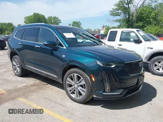 2025 Cadillac XT6 AWD Premium Luxury z VIN 1GYKPDRS1SZ120334, wystawiony jako IAAI lot #42235151 z przebiegiem 9686 mil mil oraz . Historia ofert i sprzedaży dostępna na DreamBid. Obrazek 1.