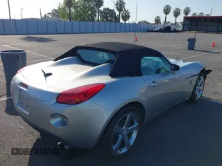 2007 Pontiac Solstice z VIN 1G2MB35B07Y122333, wystawiony jako IAAI lot #42173214 z przebiegiem 201 764 mil mil oraz . Historia ofert i sprzedaży dostępna na DreamBid. Obrazek 4.