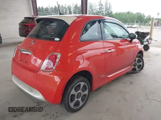 2017 FIAT 500e z VIN 3C3CFFGE2HT546074, wystawiony jako IAAI lot #42269995 z przebiegiem 42 782 mil mil oraz . Historia ofert i sprzedaży dostępna na DreamBid. Obrazek 4.
