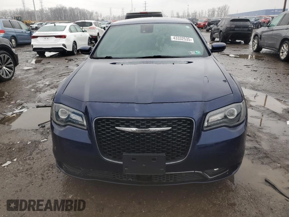 2015 Chrysler 300 S z VIN 2C3CCABT1FH842808, wystawiony jako Copart lot #43332535 z przebiegiem 132 167 mil mil oraz Czysty tytuł • Clean title. Historia ofert i sprzedaży dostępna na DreamBid. Obrazek 5.