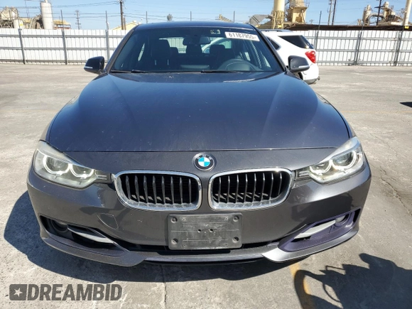 2013 BMW 3 Series 335i z VIN WBA3A9C5XDF477203, wystawiony jako Copart lot #61187955 z przebiegiem 122 646 mil mil oraz Czysty tytuł • Clean title. Historia ofert i sprzedaży dostępna na DreamBid. Obrazek 5.