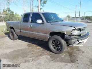 2001 Chevrolet Silverado 1500 LS with VIN 2GCEC19T011127353, listed as a IAAI auction lot 41738510 with 376,061 mi miles. Bid and sale history available at carsss.com. Image 1.