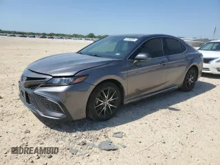 2022 Toyota Camry SE z VIN 4T1G11AK2NU661493, wystawiony jako Copart lot #53186345 z przebiegiem 60 243 mil mil oraz Czysty tytuł • Clean title. Historia ofert i sprzedaży dostępna na DreamBid. Obrazek 1.