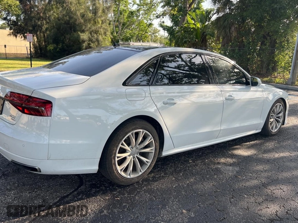 2017 Audi A8 Sport z VIN WAU43AFD7HN005619, wystawiony jako Copart lot #57526015 z przebiegiem 57 262 mil mil oraz Szkoda całkowita • Salvage title. Historia ofert i sprzedaży dostępna na DreamBid. Obrazek 4.