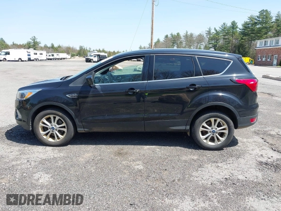 2019 Ford Escape SE z VIN 1FMCU9GD4KUA83745, wystawiony jako IAAI lot #42148855 z przebiegiem 101 592 mil mil oraz . Historia ofert i sprzedaży dostępna na DreamBid. Obrazek 14.