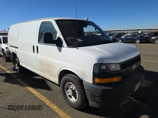 2020 Chevrolet Express Cargo z VIN 1GCWGAFG7L1243688, wystawiony jako IAAI lot #42352004 z przebiegiem 160 924 mil mil oraz . Historia ofert i sprzedaży dostępna na DreamBid. Obrazek 1.