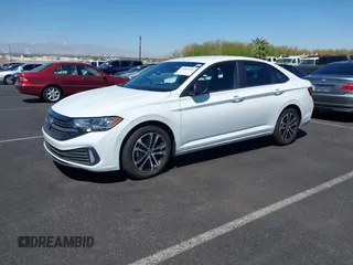 2024 Volkswagen Jetta Sport z VIN 3VWBM7BU7RM080796, wystawiony jako IAAI lot #41982686 z przebiegiem 8 600 mil mil oraz . Historia ofert i sprzedaży dostępna na DreamBid. Obrazek 2.